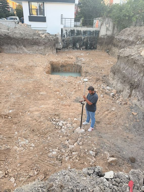 Beton zemine işaretlenmiş aplikasyon aks noktası