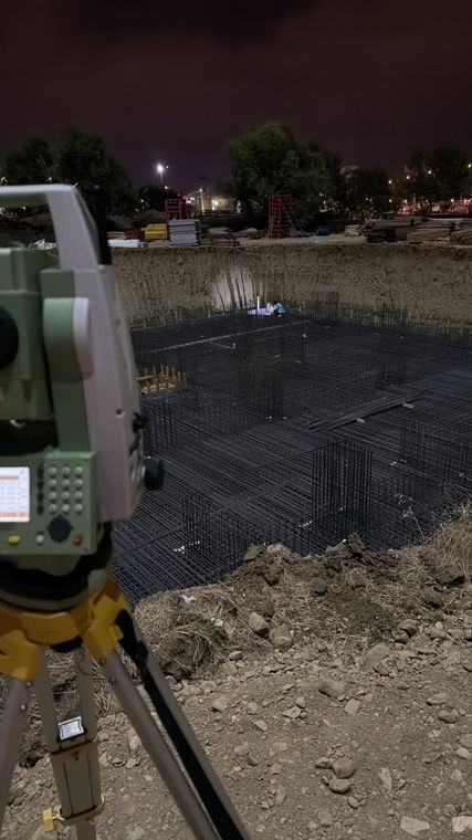 Gece şantiyede total station ile kot ve aks kontrolü