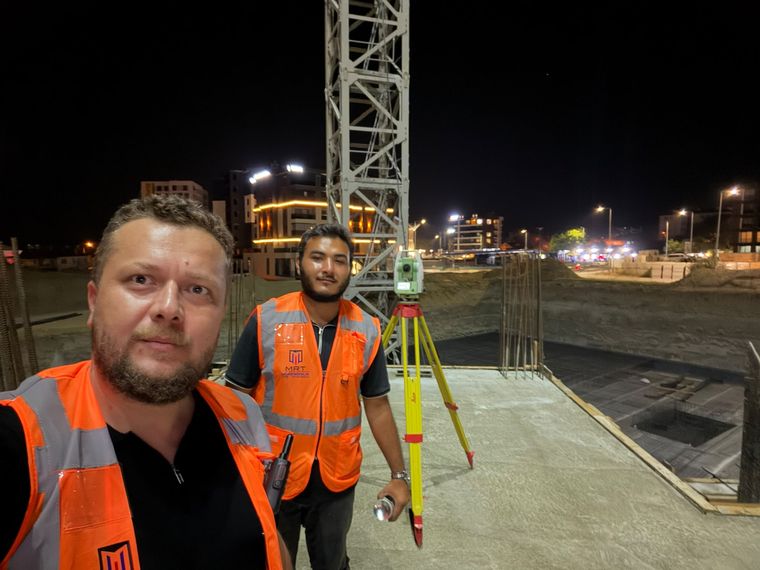 MRT Mühendislik saha ekibi gece şantiye ölçümünde